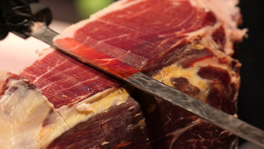photo-1709790028365-d49ae1e20f53 Corte a cuchillo de jamón ibérico de bellota Montaraz