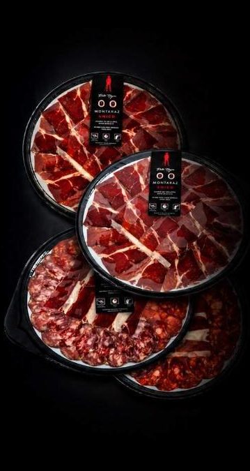 Plato de jamón de bellota 100% ibérico loncheado con estuches Montaraz Único y Don Ramón